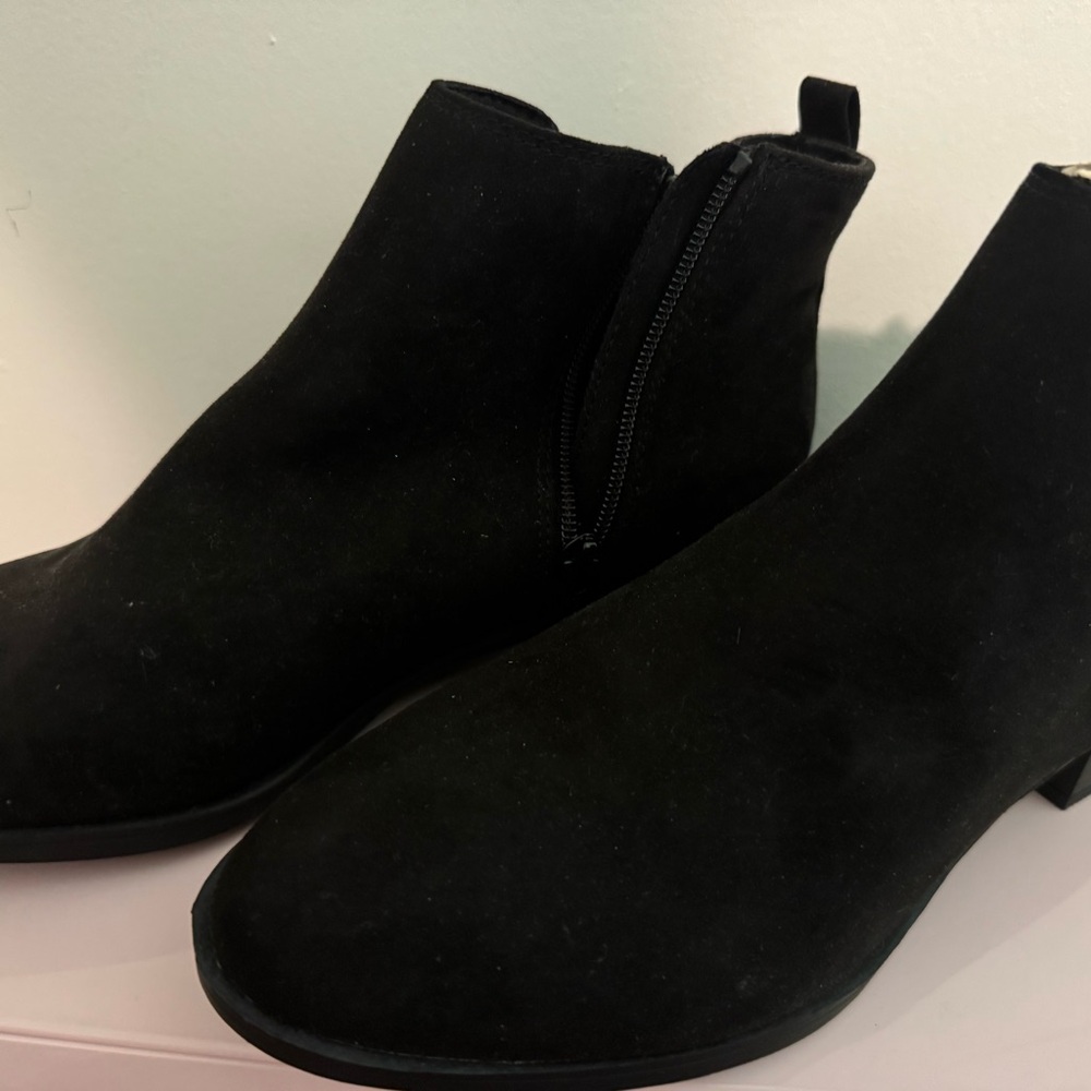 SO Black Ankle Booties Sleek and Stylish